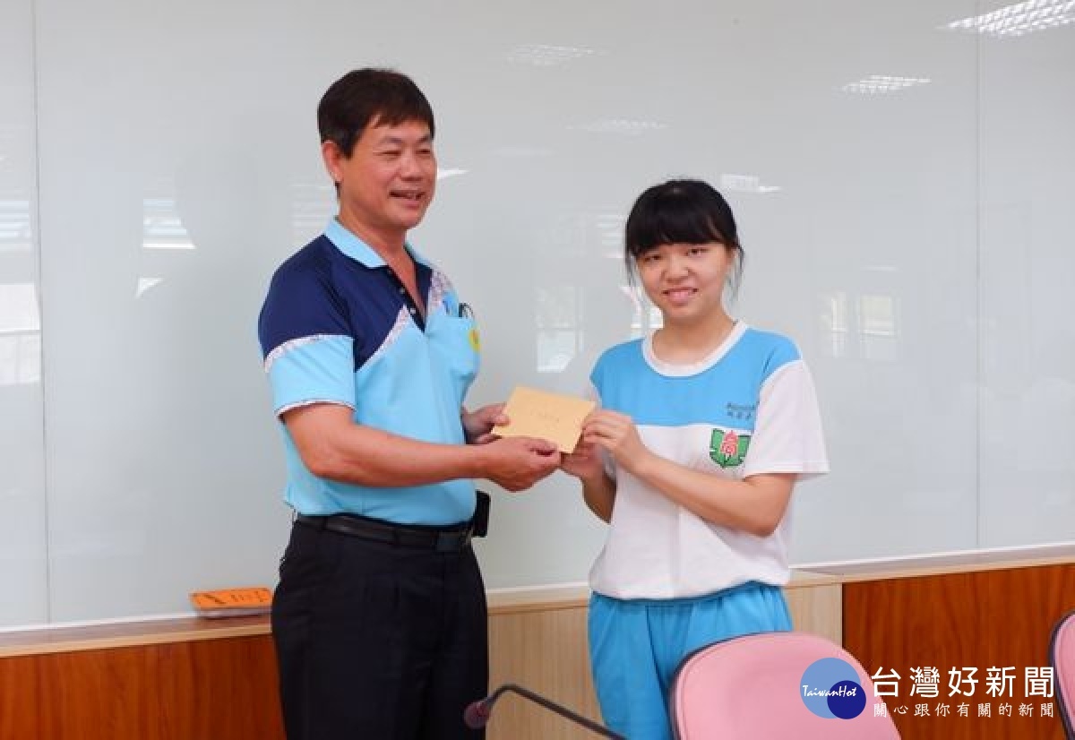 北港高中TOEIC成績大有斬獲，許多來自偏鄉的學生獲得高分，文教基金董事王文煇特頒發獎學金，嘉勉成績優異的同學，期許善用國際溝通工具，開拓自己宏觀的視野。