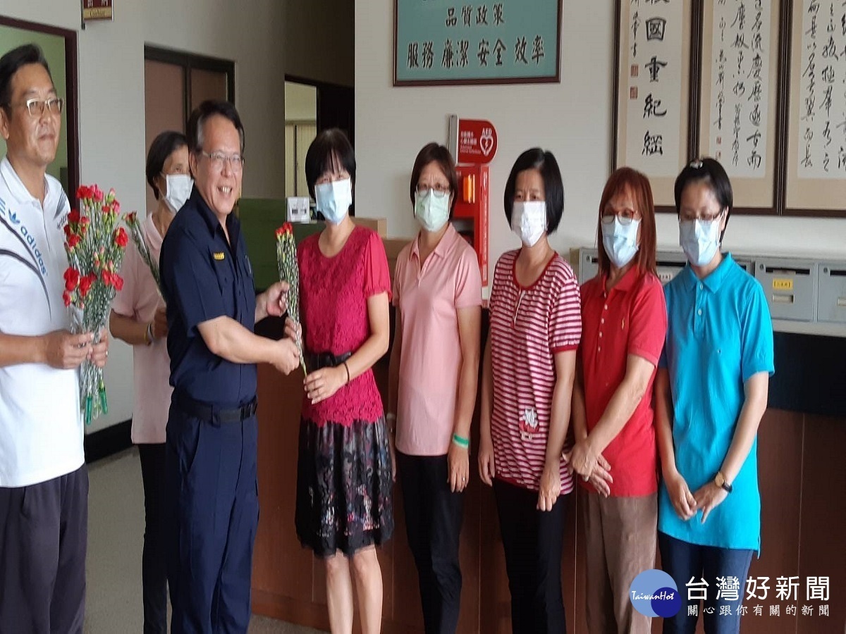 慶祝溫馨的母親節 田中分局與警友主任贈送康乃馨及精美禮品