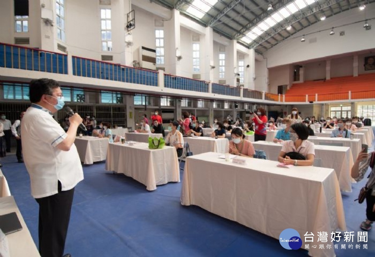 桃園市長鄭文燦視察109年專門職業及技術人員普通考試導遊人員、領隊人員考試防疫情形。