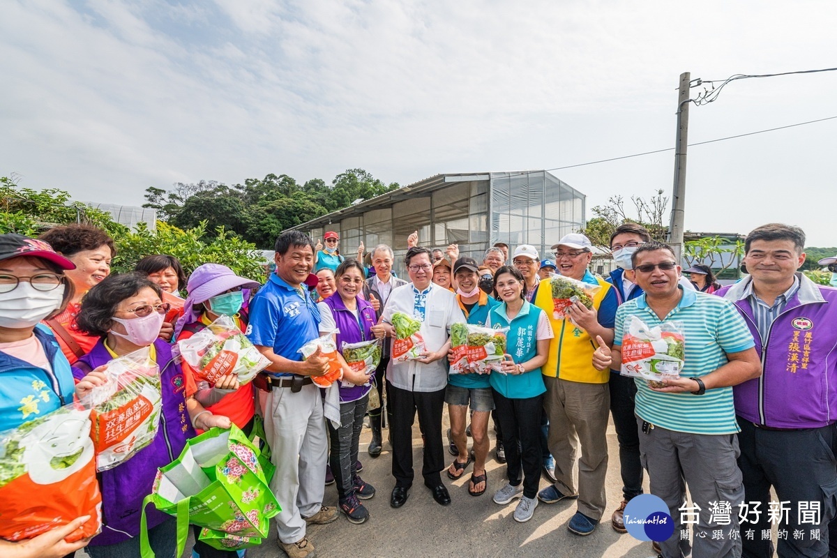 桃園市長鄭文燦前往大古山休閒農業區內的双源魚菜蚯共生農場參訪。