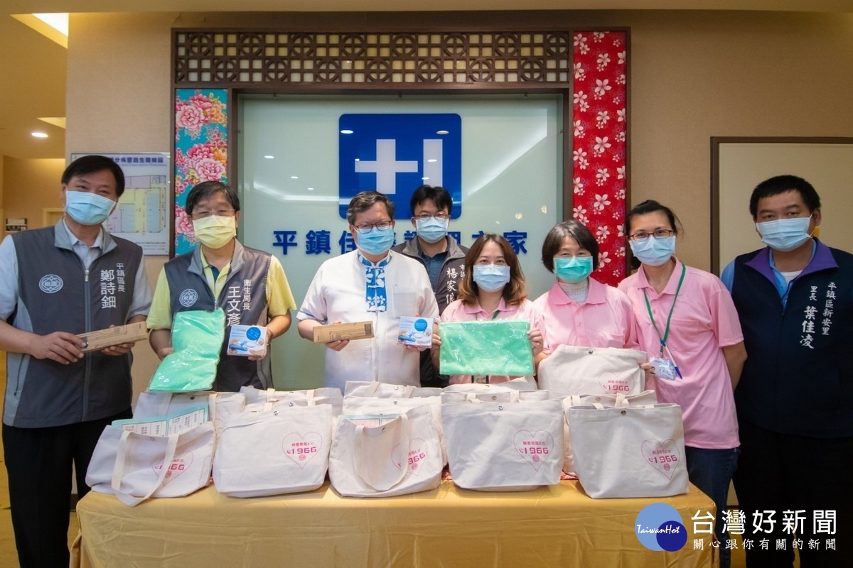 桃園市長鄭文燦視察佳醫護理之家,向醫護人員表達敬意並祝護師節及母親節快樂。