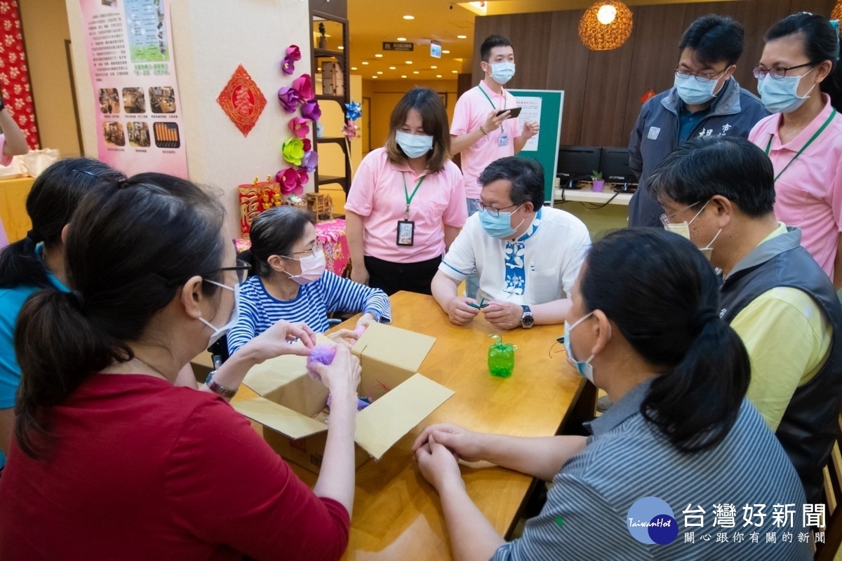 桃園市長鄭文燦視察佳醫護理之家,與護理之家住民話家常,並祝福大家平安健康、母親節快樂。