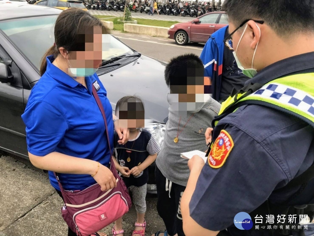 4歲女童與家人到竹圍漁港遊玩時,不慎走失在路旁啜泣,員警獲報立即前往協助與家人團聚。