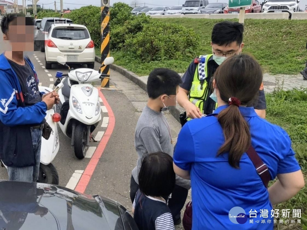 4歲女童與家人到竹圍漁港遊玩時,不慎走失在路旁啜泣,員警獲報立即前往協助與家人團聚。
