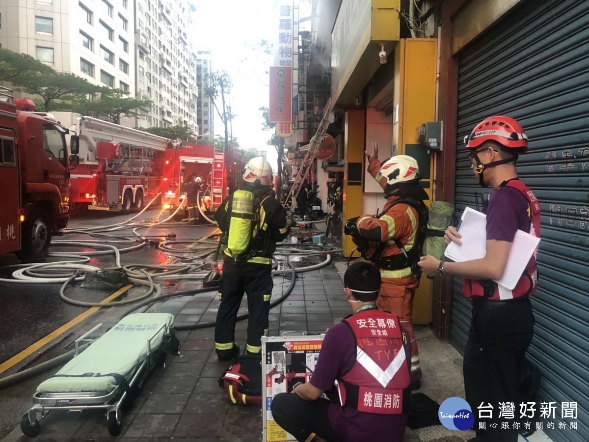 桃園區中山路一處透天民宅發生火災，消防人員全力搶救。