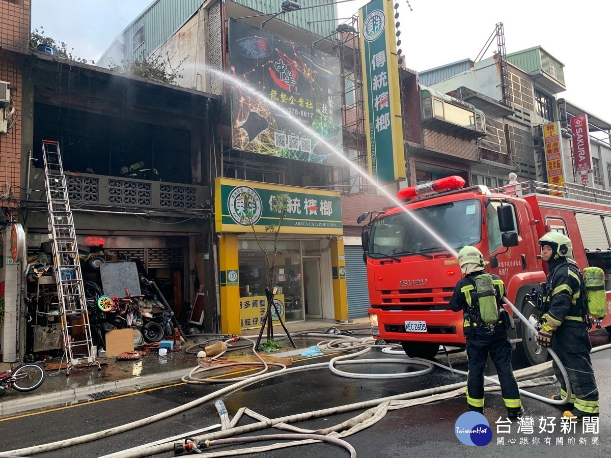 桃園區中山路一處透天民宅發生火災，消防人員全力搶救。