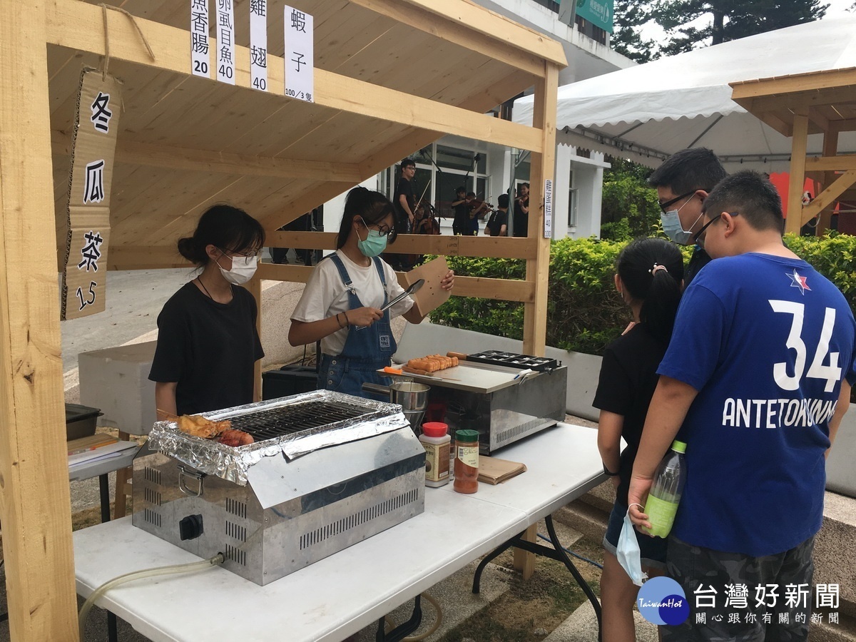 學員自製雞蛋糕販售。(記者扶小萍攝)