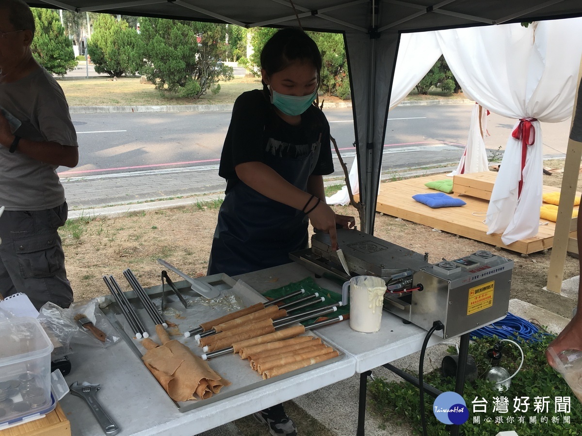 好吃的蛋捲全部出自學員之手藝。(記者扶小萍攝)