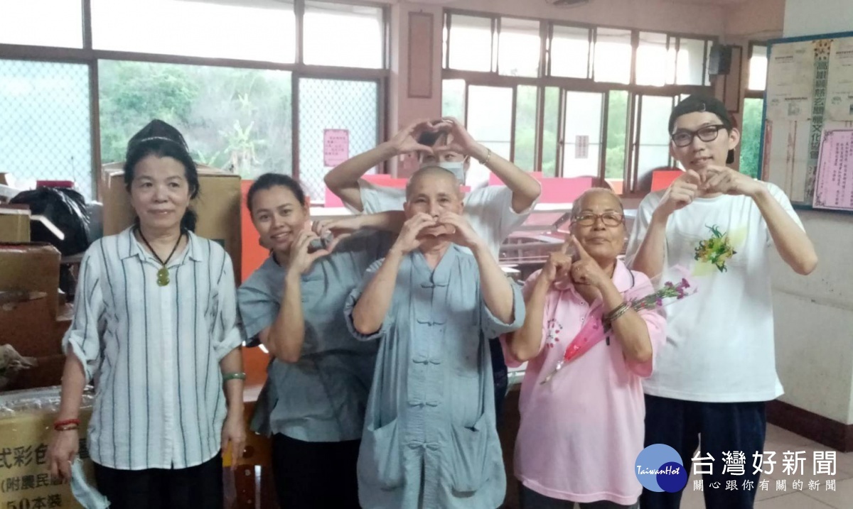 ▲慶祝母親節,石頭廟志工與來台打工車手淪為情侶的何男宮女一起祝釋天樺師父(中)母親節快樂(見圖)。(圖╱記者范文濱攝)