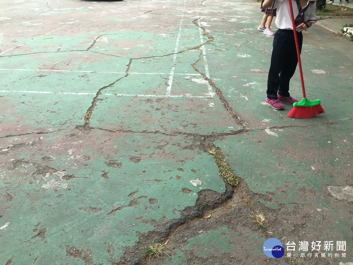 光華國小低年級學童活動場域斑駁不堪。（記者扶小萍攝）