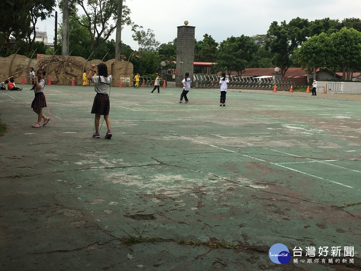 下雨天易積水,師生易滑倒。(記者扶小萍攝)