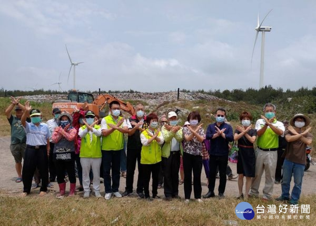 口湖鄉垃圾堆置轉運場累積超過兩千噸垃圾，立委蘇治芬邀集環保署環境督察總隊長李健育、縣議員蔡岳儒等會勘，共同呼籲縣府共商垃圾解決方案。