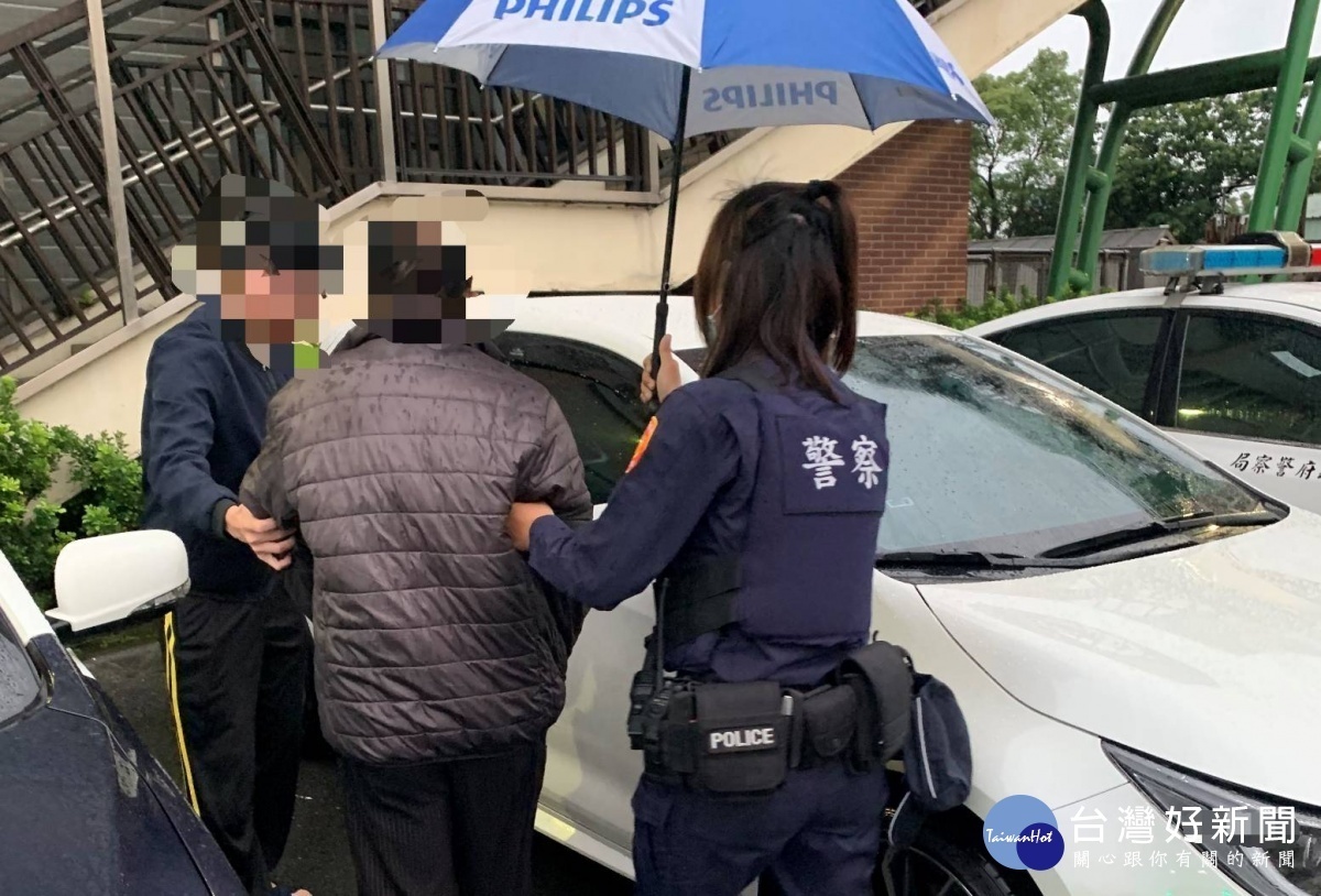 老翁獨自騎腳踏車外出忘記返家的路,警方據報到場關心了解,協助老翁順利返家。