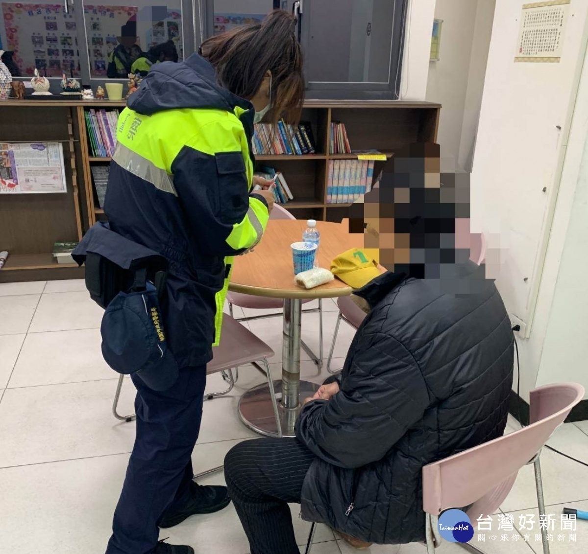 老翁獨自騎腳踏車外出忘記返家的路,警方據報到場關心了解,協助老翁順利返家。