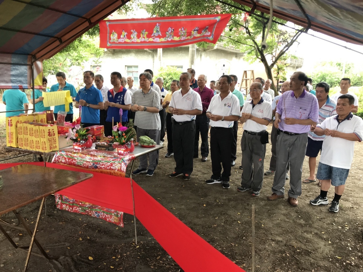 慶安宮主委黃勝家(左四)率廟方執事人員前往進行「結綵」儀式。