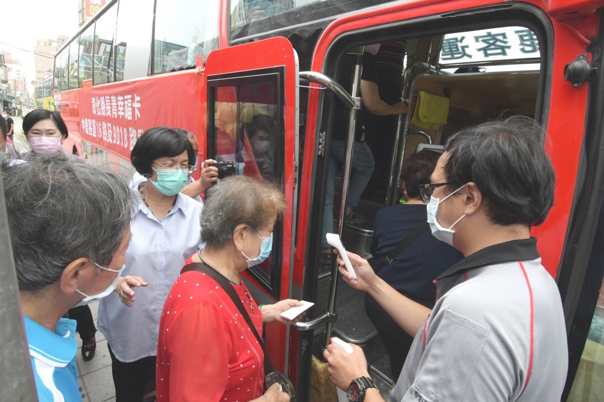 彰縣長青幸福卡,搭乘中鹿客運16路、9018路往返台中正式上路,縣長王惠美親自送長輩上車,同時量額溫。圖/記者鄧富珍攝