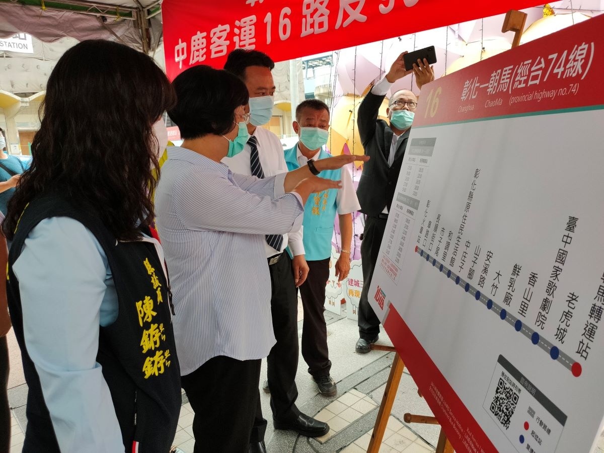 彰縣長青幸福卡,搭乘中鹿客運16路、9018路往返台中正式上路。圖/記者鄧富珍攝