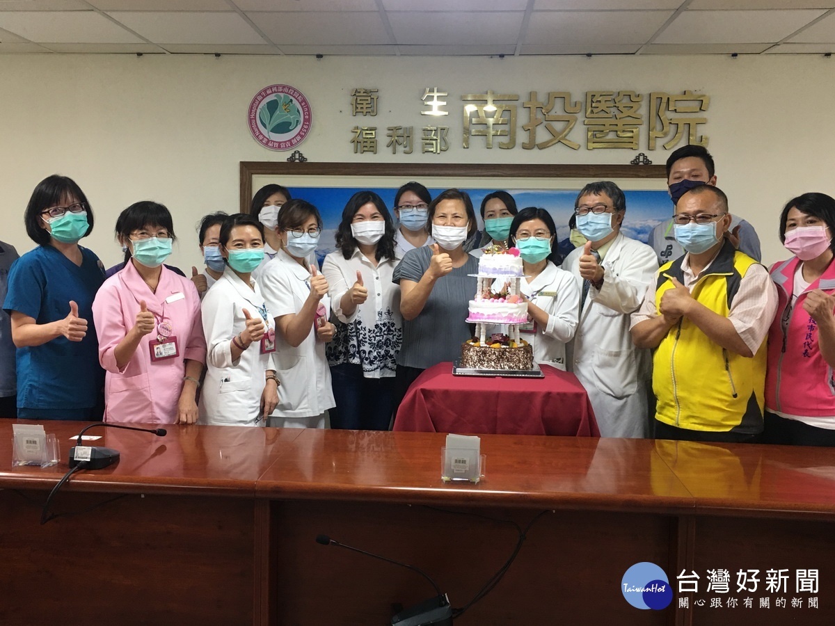 宋市長張主席等人赴南投醫院贈禮致敬。(記者扶小萍攝)