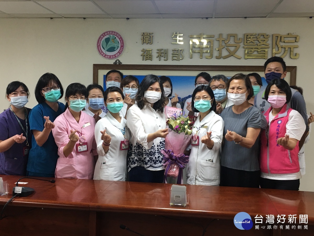 張主席代表獻花。(記者扶小萍攝)