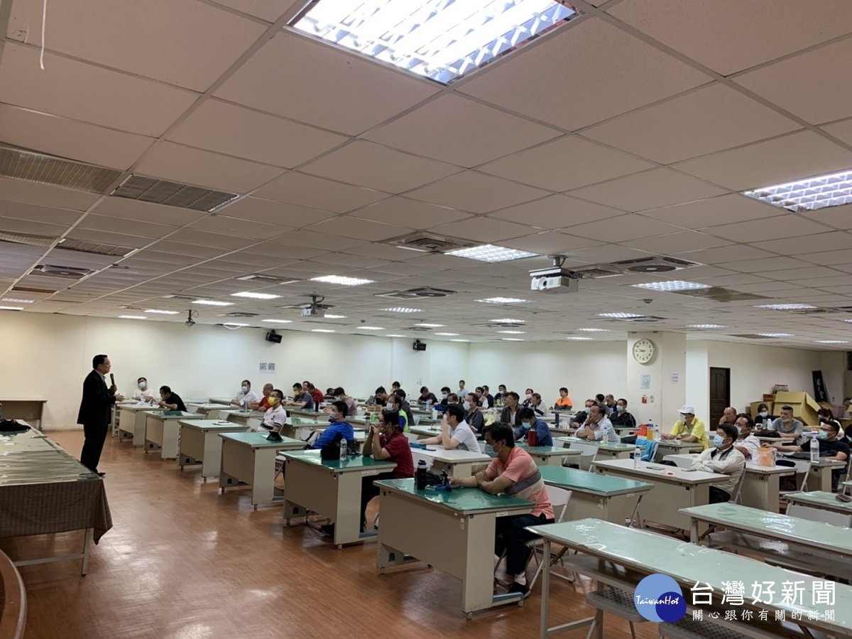上越顧問公司的歐忠謀教授以我是人生勝利組、人脈就是錢脈、成功一直線,貧富一線間、我是應變高手等四個精彩主題,為彰化縣計程車商業同業公會產業轉型培訓授課,課程圓滿成功,獲得培訓司機業者收穫滿滿。