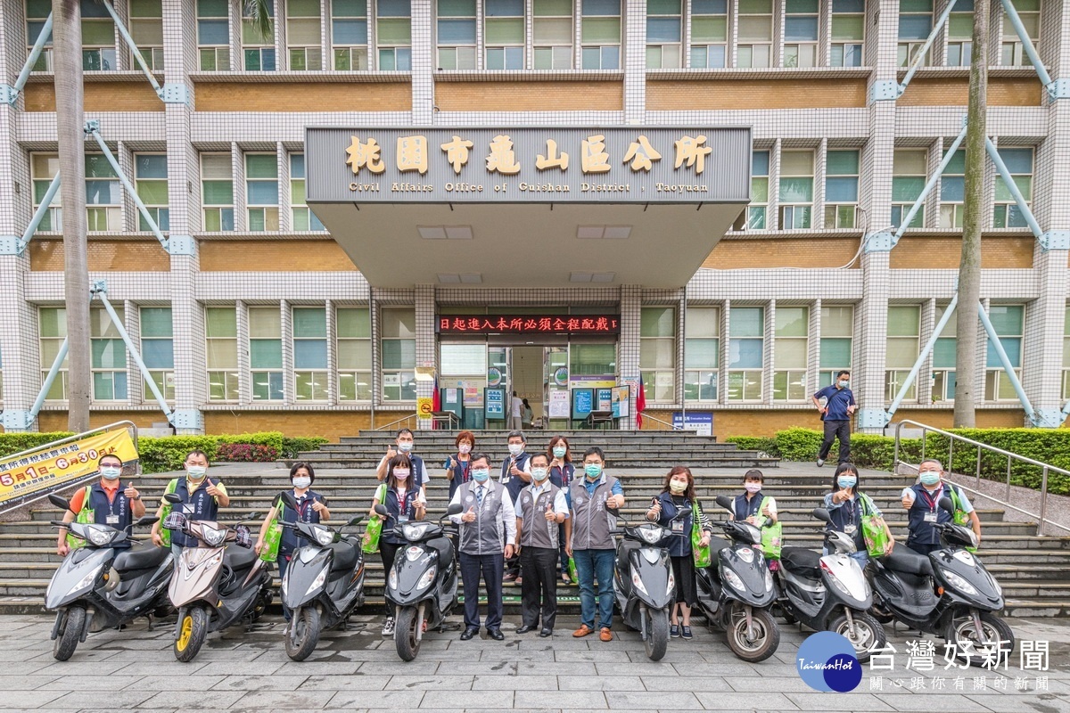 桃園市長鄭文燦慰問龜山區公所里幹事等居家檢疫人員,感謝連日來的辛勞。