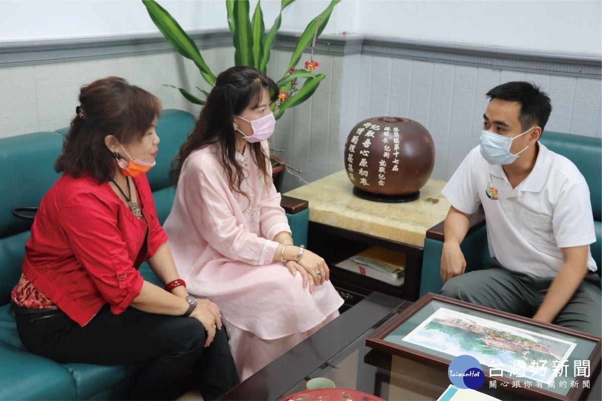 南投女國際青年商會前會長林仲妤、葉采萍拜會陳鎮長。