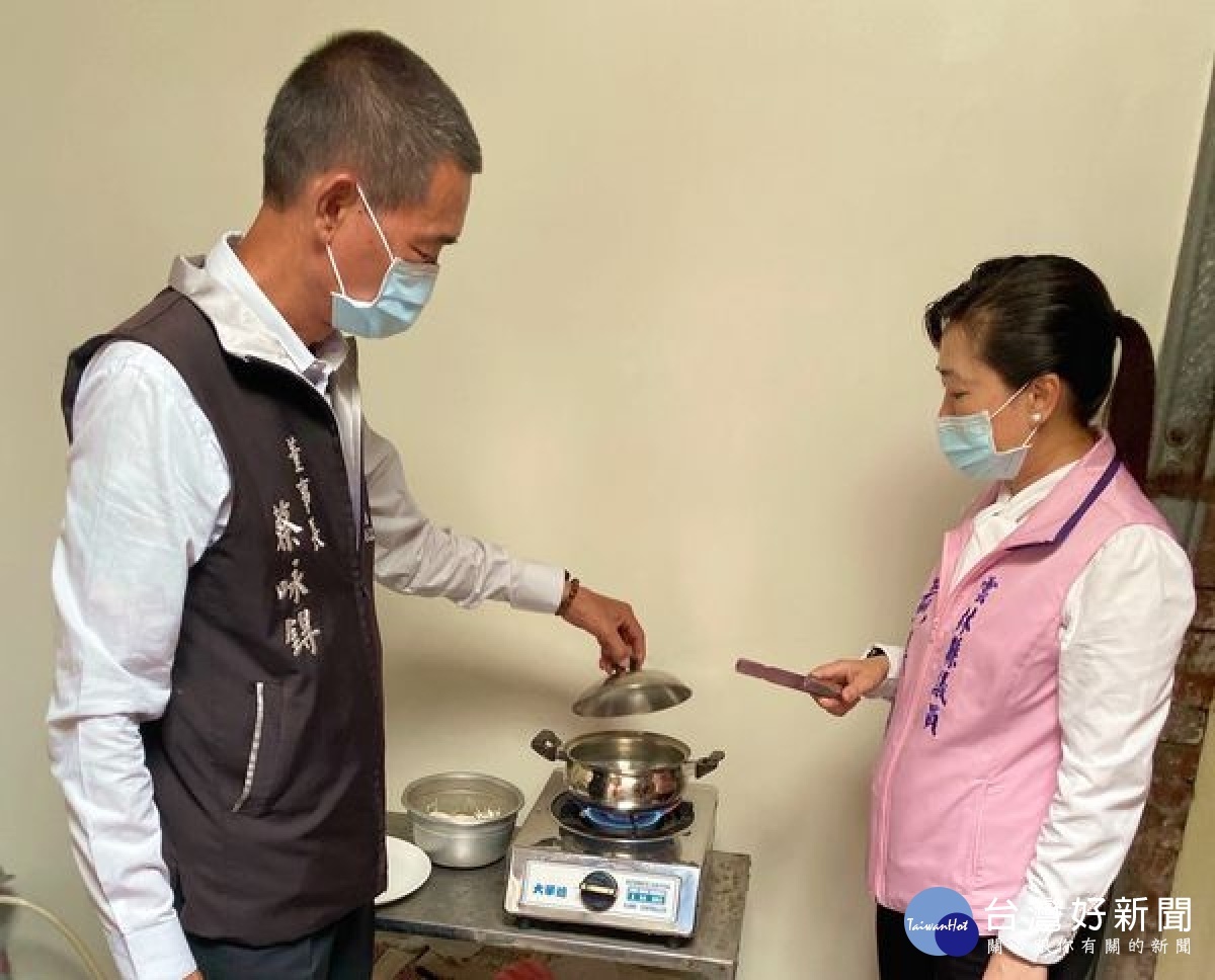 華山基金會邀請長期出錢出力、支持在地老人服務的北港朝天宮蔡董事長及雲林縣議員黃美蘭賢伉儷，以及東陽里長吳春美，下廚煮麵線、滷豬腳，陪伴獨居阿嬤增福添壽。