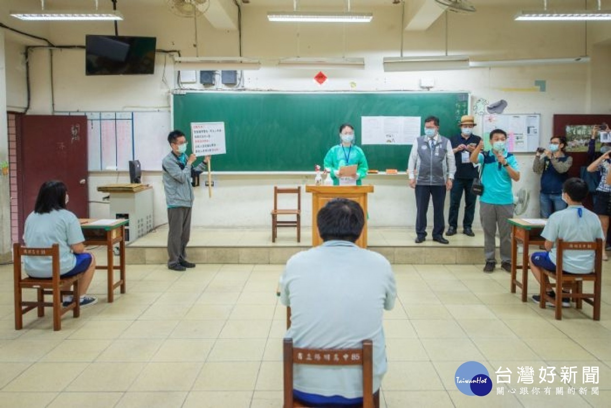 「第二類備用試場」應考,每間備用試場最多容納5名發燒或嚴重呼吸道疾病考生。