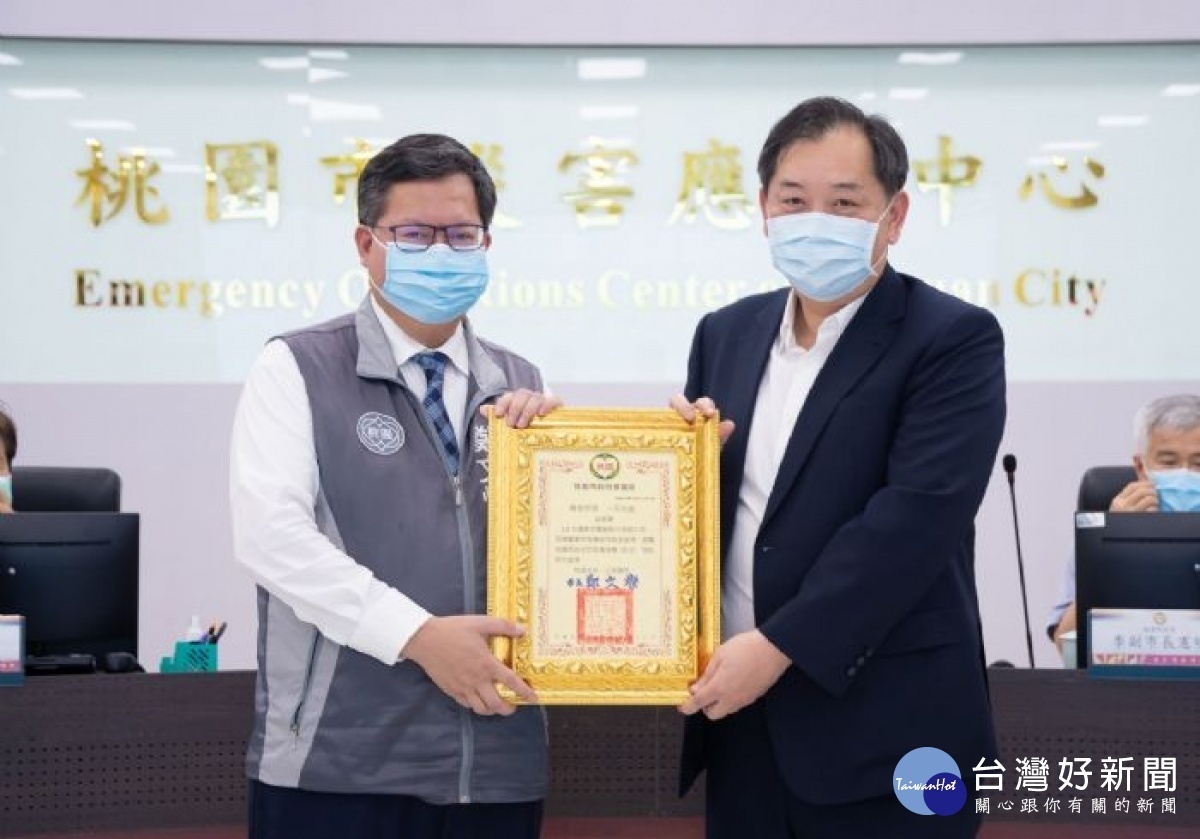 市長鄭文燦頒發感謝狀,感謝LG公司捐贈空氣清淨機10台