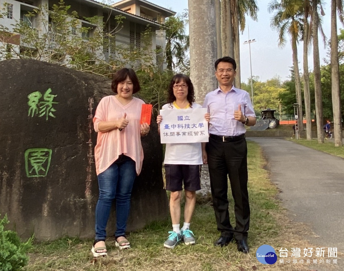 許素珠55歲取得畢業證書並錄取台中科大。(中興提供)