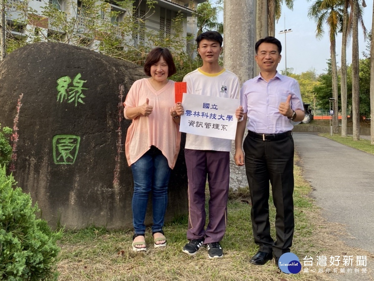 陳江海校長與家長會長王冊蕙都向同學祝賀。(中興提供)