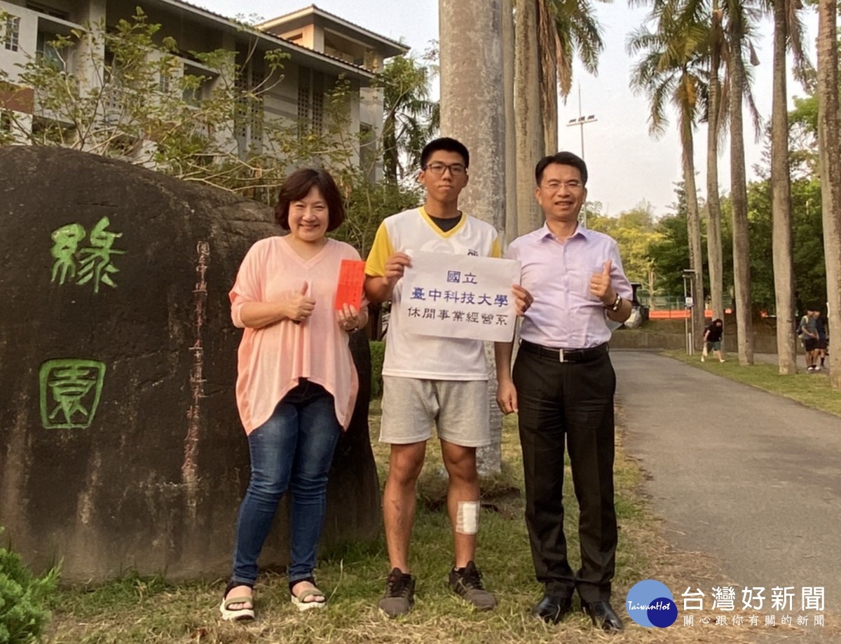 陳江海校長與家長會長王冊蕙都向同學祝賀。(中興提供)
