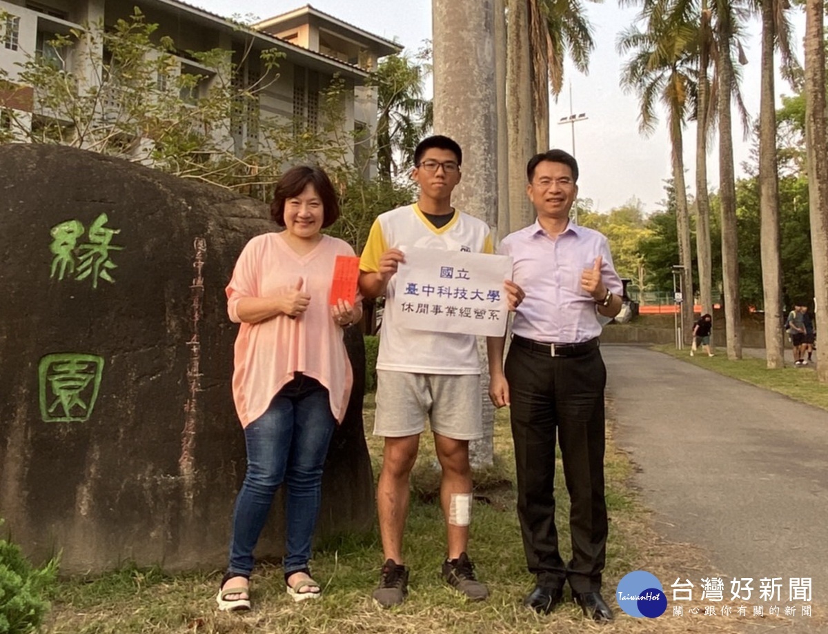 陳江海校長與家長會長王冊蕙都向同學祝賀。（中興提供）