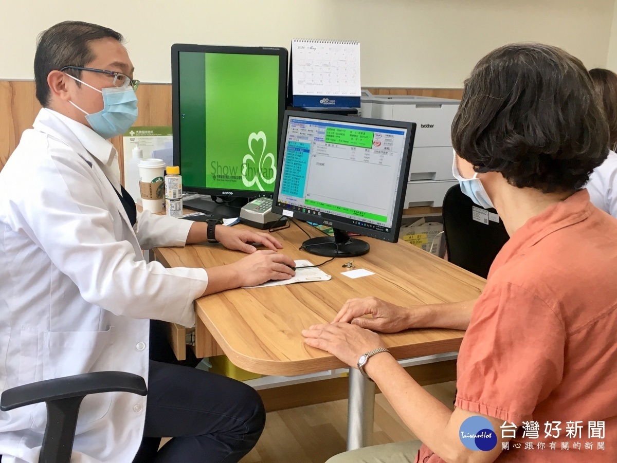 患有罕見基因性疾病「淋巴血管平滑肌增生症」的馮女士,現定期在門診追蹤。