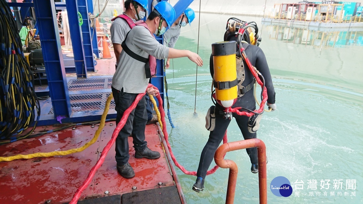 潛水伕進行水下設施檢查。