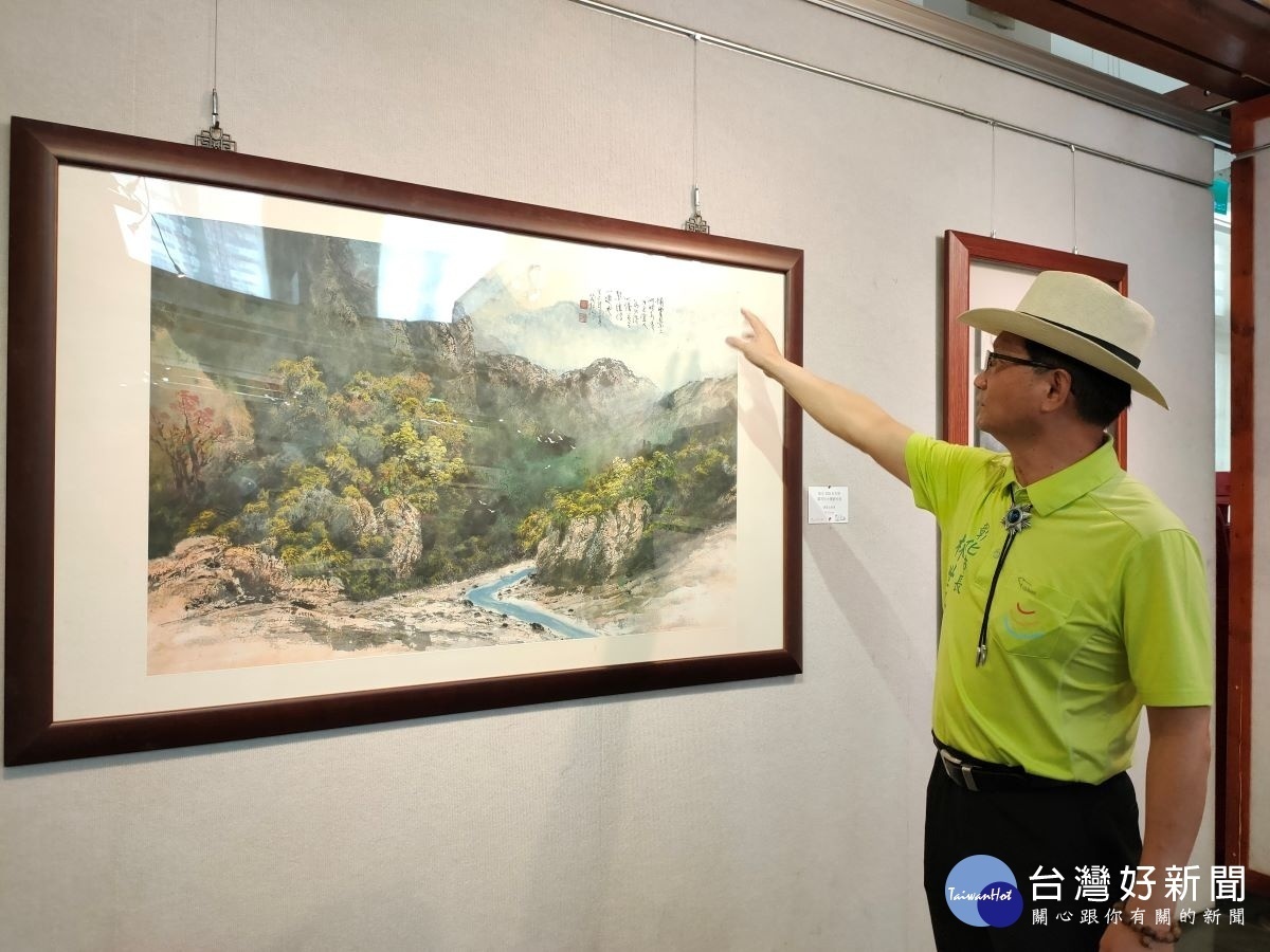 彰化市長林世賢表示,黃茂松畫作跳脫傳統的中國水墨畫風,從水墨到彩墨,光影穿透力,融入畫作,獨樹一格。圖/記者鄧富珍攝