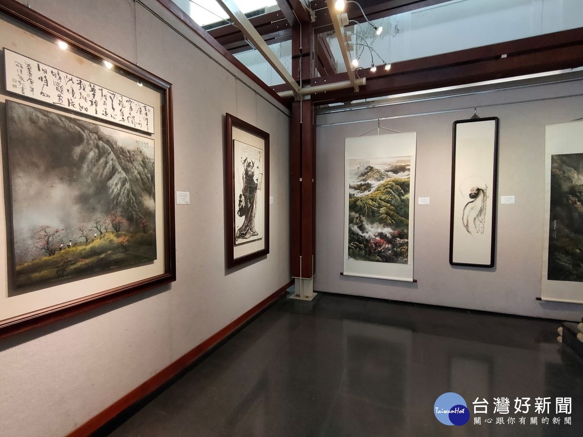 彰化市長林世賢表示,黃茂松畫作跳脫傳統的中國水墨畫風,從水墨到彩墨,光影穿透力,融入畫作,獨樹一格。圖/記者鄧富珍攝