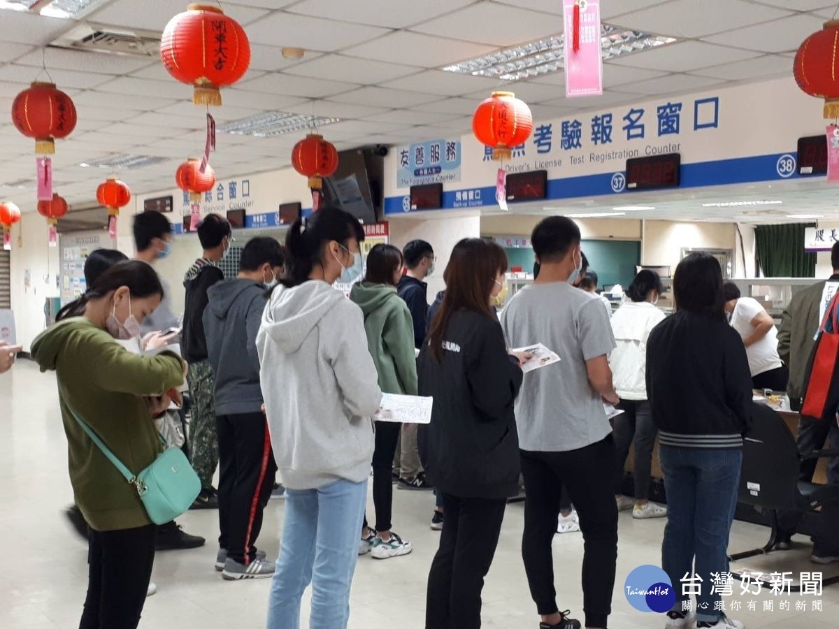參加考照民眾,排隊報到。圖/彰化監理站提供