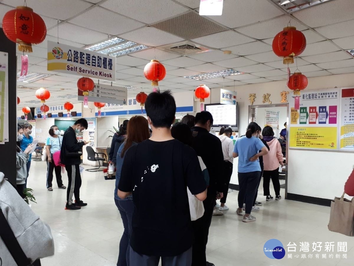 參加考照民眾,排對參加筆試。圖/彰化監理站提供