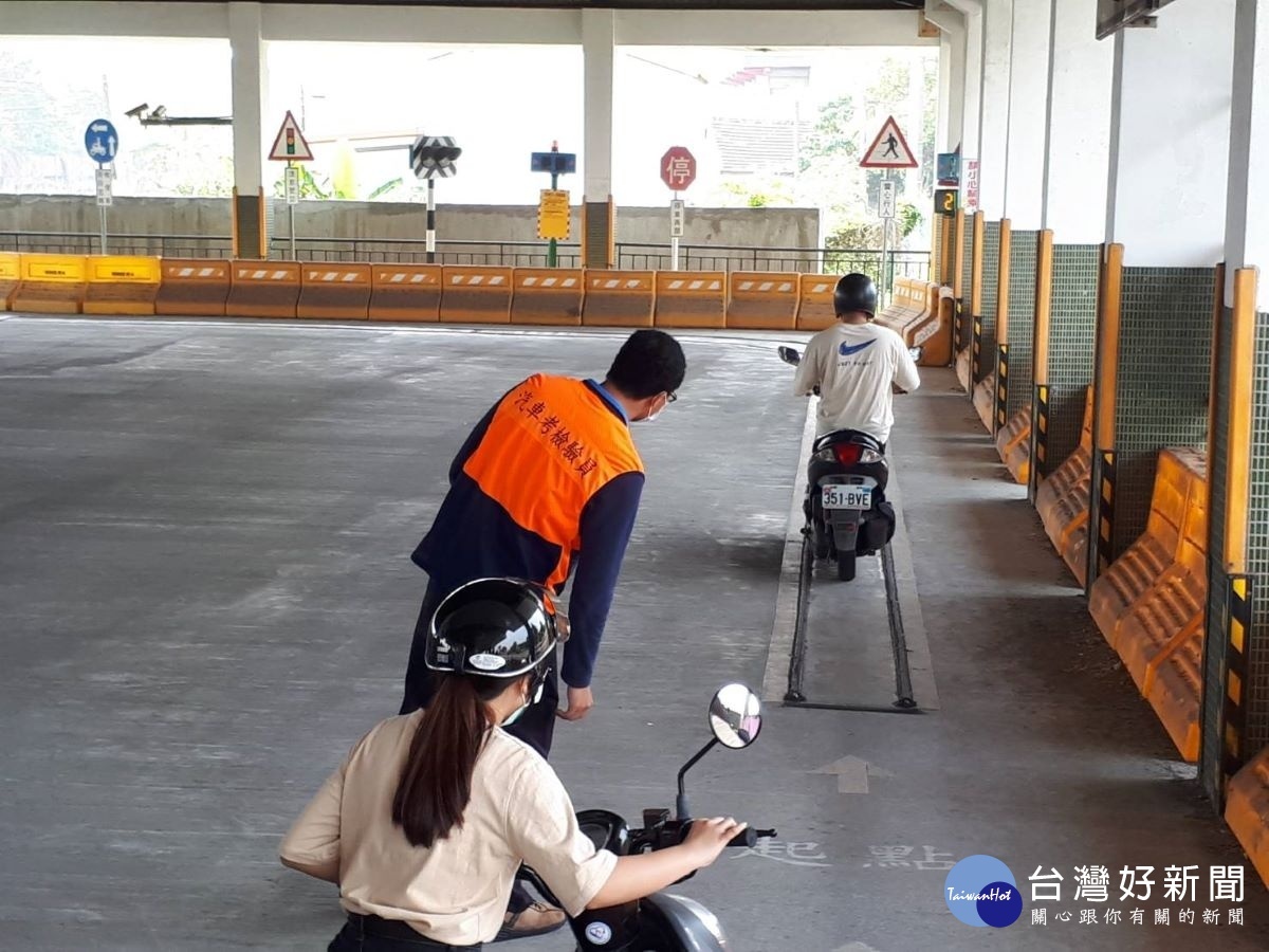 參加考照民眾路考中。圖/彰化監理站提供