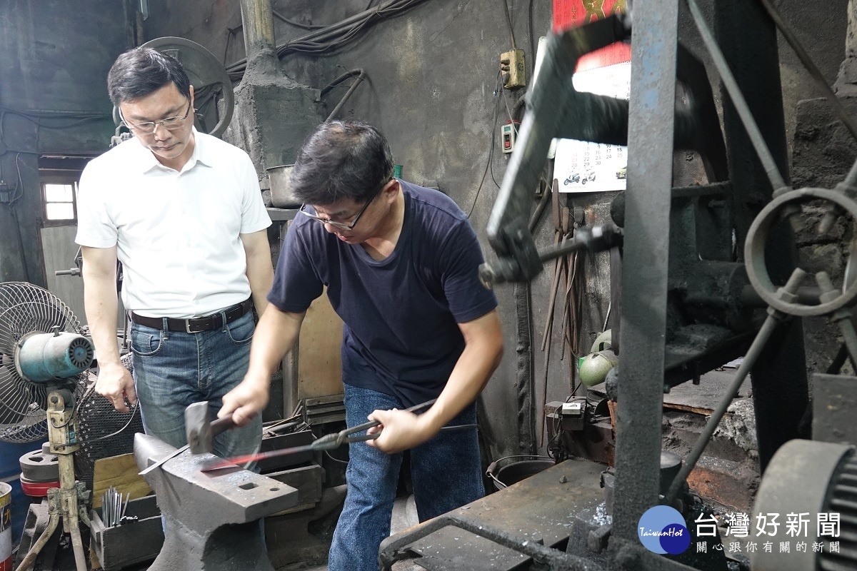 鹿港鎮長許志宏造訪擁有95年歷史鹿港的老行業「新工和鐵工廠」。