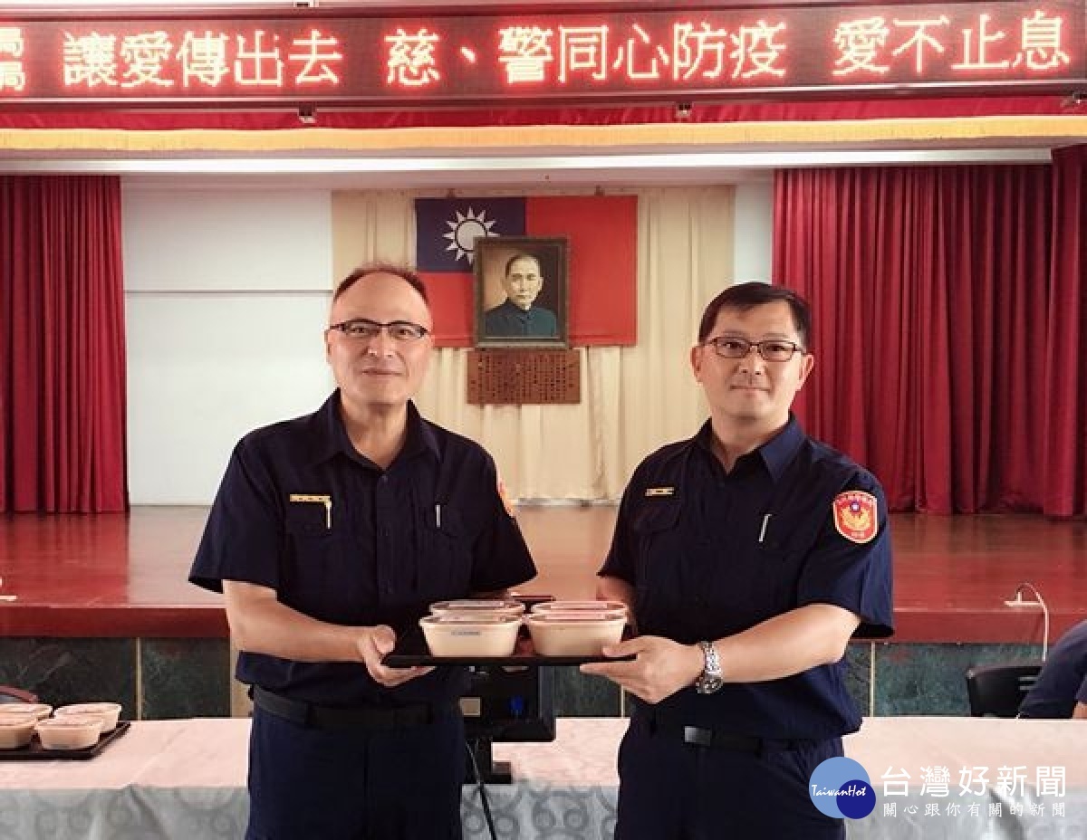 為感謝警察在防疫期間，總是站在第一線協助與守護，佛教慈濟基金會北港辦事處特別製作素食便當分送給北港警分局員警享用。