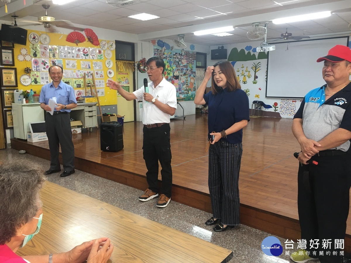 林明溱探視長輩零距離暢言心聲。(記者扶小萍攝)