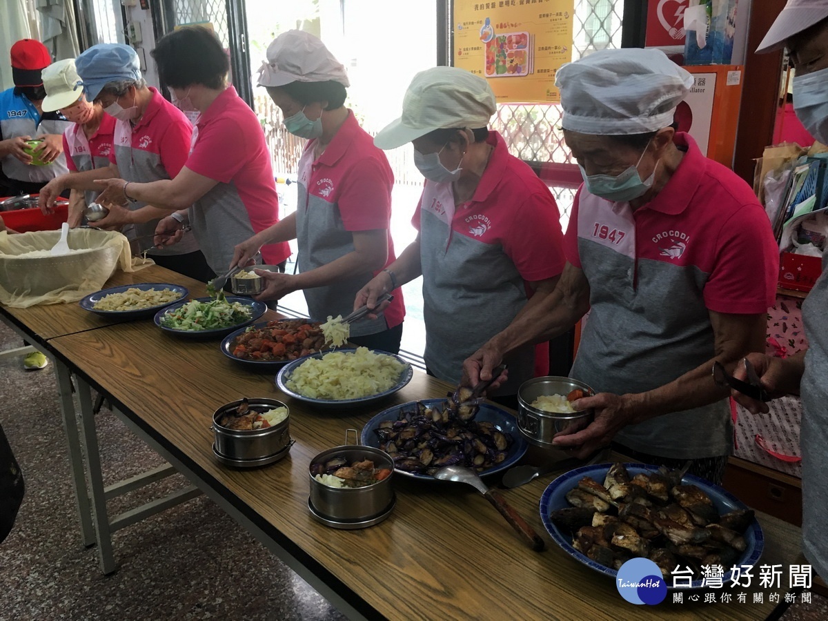 供餐讓長輩帶便當回家享用更健康安全。(記者扶小萍攝)