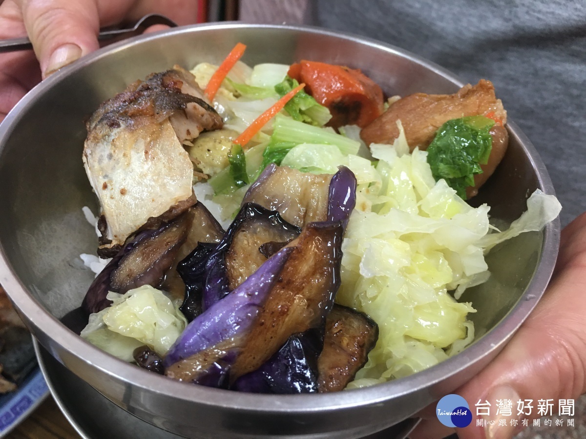 長輩的伙食營養又符合老人家口味。(記者扶小萍攝)