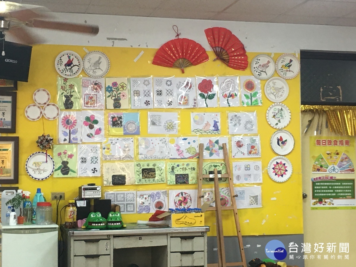 芳美社區長輩學習各項手藝繪畫等非常多元。(記者扶小萍攝)
