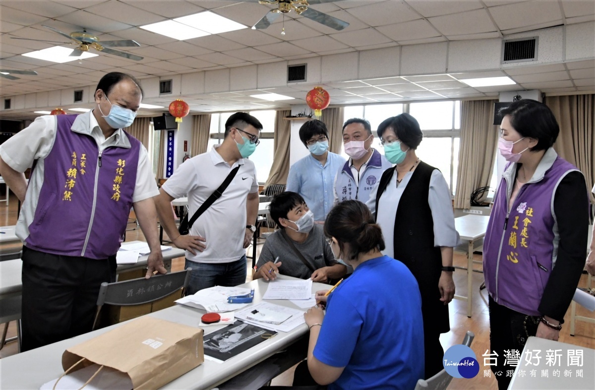 員林世公所發揮同理心的速審機制,縣長王惠美一早關心紓困辦理情形。