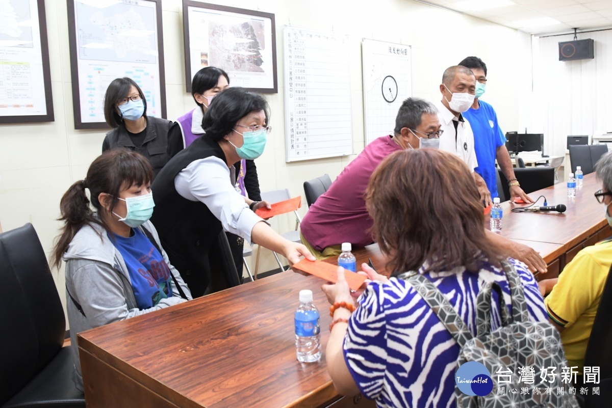員林世公所同仁發揮同理心的速審機制,縣長王惠美前往慰問發紅包。