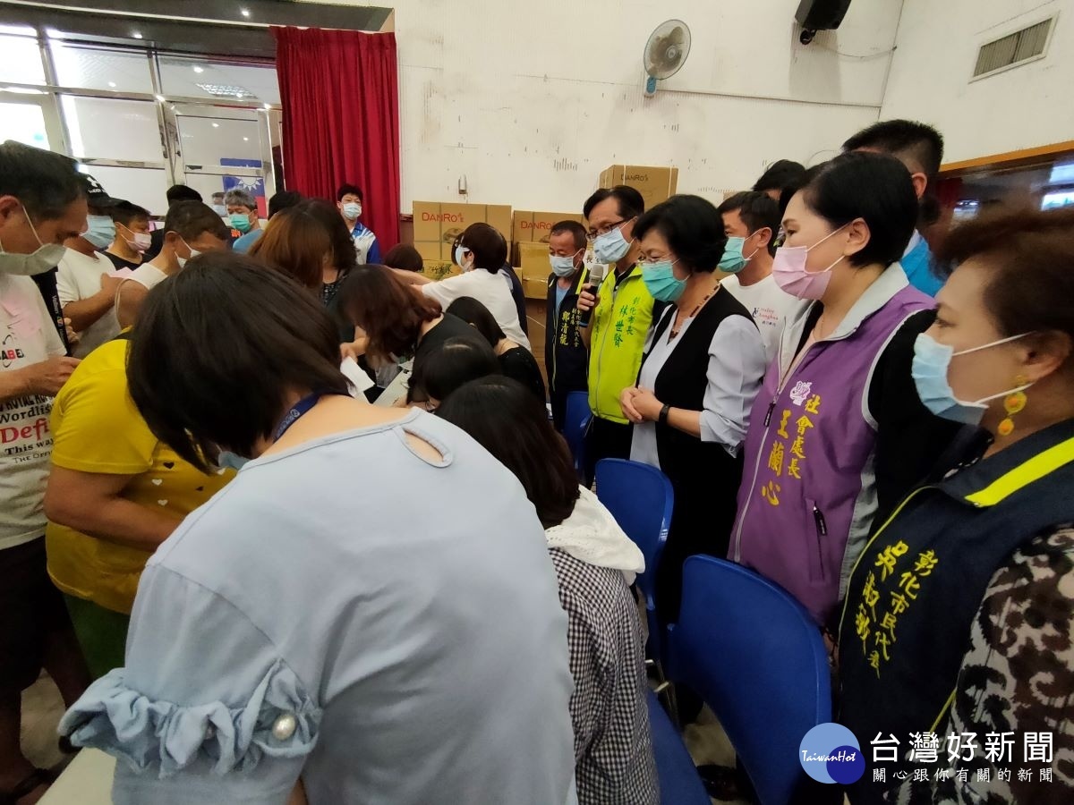 彰化縣長王惠美一早前往彰化市公所瞭解民眾紓困金申請情形。民眾排隊人龍相當長。圖/記者鄧富珍攝