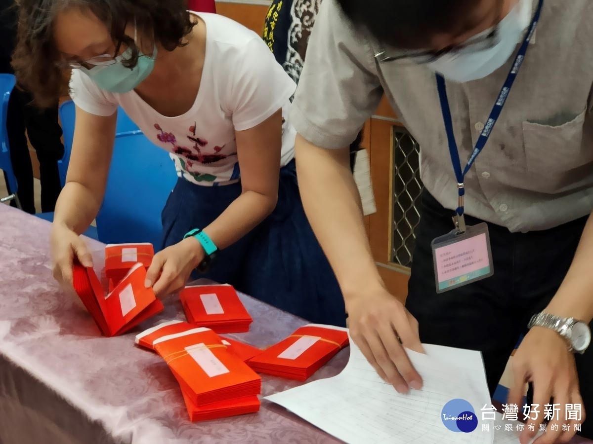 彰化市公所社會處同仁因處理紓困業務,每個人都忙翻了。圖/記者鄧富珍攝